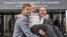 Vít Rakušan, Dana Drábová a Petr Gazdík se radují z průběžných volebních...