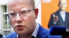 Pedseda SSD Bohuslav Sobotka pijídí do volebního tábu strany v praském...