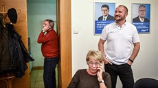 Lídr ODS Jakub Unucka (v bílém triku) se usmívá akoliv strana zístala mén...