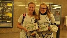 Ani�ka a Mí�a si rozdávání deníku Metro u�ívaly.