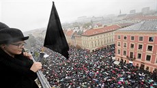 Na demonstraci proti zákazu potrat ve Varav pilo podle odhad pes sto...