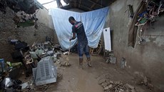 Na Haiti zaal úklid následk hurikánu Matthew (7. íjna 2016).