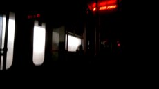 Ve vagonu metra nebyla rozsvícená svtla.