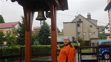 Martin Bachan postavil před svou firmou zvoničku. Zvonění je naprogramováno a...