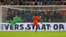 Bloruský branká Andrej Gorbunov inkasuje v utkání proti Nizozemsku.