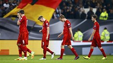 Zklamaní čeští fotbalisté opouštějí hřiště po porážce v Německu.