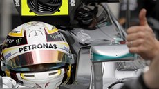 Lewis Hamilton v kvalifikaci na Velkou cenu Malajsie formule 1 v Sepangu.