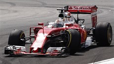 Pro Sebastiana Vettela z Ferarri skonila Velká cena Malajsie krátce po startu.