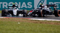 Nico Rosberg (vlevo) z Mercedesu a Jenson Button z McLarenu ve Velké cen...