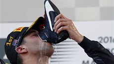 Daniel Ricciardo pipíjí ze své vlastní boty na vítzství ve Velké cen...