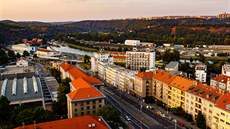 Pohled severním sm�rem do vltavského údolí a na Podho�í. Vlevo v pop�edí oblá...