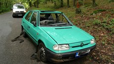 Osmdesátiletý �idi� z�ejm� dostal na vozovce smyk a s autem se p�evrátil na...