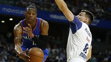 Russell Westbrook (vlevo) z Oklahoma City p�ihrává kolem Jonase Ma�iulise z...