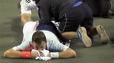 Tomáš Berdych se během prvního kola na turnaji v Tokiu nechal ošetřovat.