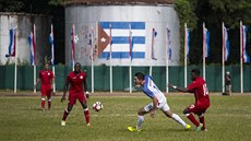 Sacha Kljestan (v bílo-modré) z USA kontroluje mí, brání ho Arichel Fernandez...