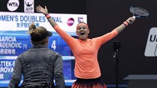 Lucie afáová (vpravo) a Bethanie Matteková-Sandsová se radují z deblového...