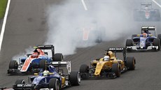 Momentka ze startu Velké ceny Japonska F1. Za kou je zodpovdný brzdící...