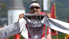 Jan Frodeno jako vítěz havajského Ironmana