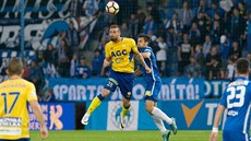 Teplický úto�ník David Van��ek (ve �lutém) v hlavi�kovém souboji v utkání s...