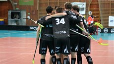 Liberetí florbalisté slaví gól do sít Pardubic.