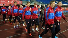 Čeští reprezentanti přichází na otevřený trénink před utkáním s Ázerbájdžánem.