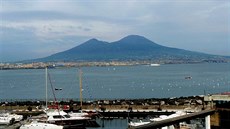 Pohled na Vesuv z neapolského přístavu. Zamíří právě sem jachtaři při OH 2024?