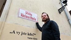 V ulice Václava Havla zase visí cedule.
