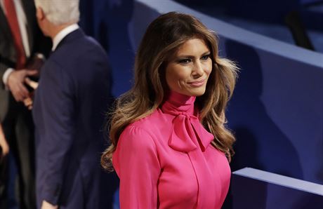 Melania Trumpov v halence Gucci s mal u krku ("pussy-bow") (9. jna 2016)