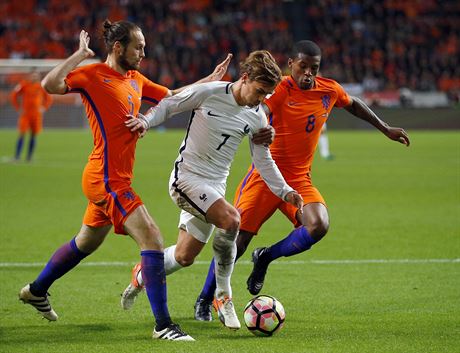 Mezi nizozemskou dvojici Daley Blind (vlevo) a Georginio Wijnaldum se dostal...