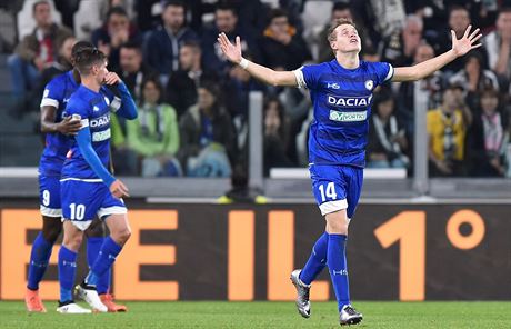 eský záloník Jakub Jankto z Udine oslavuje svj gól do sít Juventusu