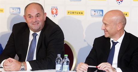 Spokojený pedseda fotbalové asociace Miroslav Pelta (vlevo) a generální...