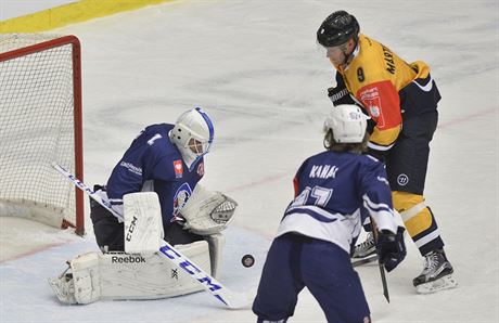 Branká Plzn Luká Sochrek likviduje anci Tonyho Martenssona z Lugana.