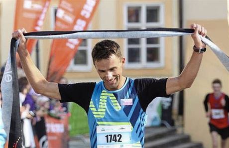 Straovský atlet Milan Janata slaví v Hradci Králové vítzství v maratonu,...