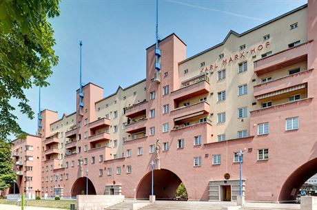 Nejznámjí Gemeindebau ve Vídni Karl Marx Hof, ve kterém je 1 272 byt.