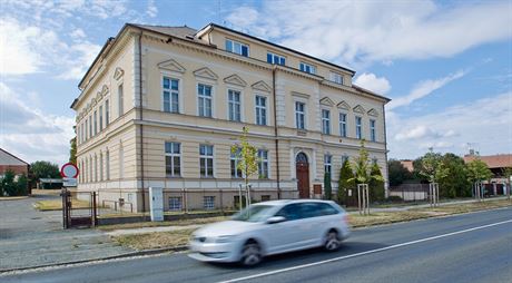 V minulosti zasáhla optimalizace stední kolu ve Sterách na Hradecku. Budova pak byla dlouho bez vyuití.