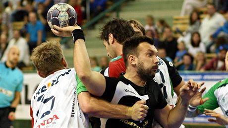 Momentka z duelu Poháru EHF mezi házenkái Plzn (erná) a Koldingu Koda.