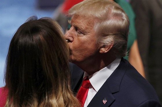 Republikán Donald Trump se svou manelkou Melanii po televizní debat s...