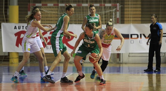 Momentka z utkání basketbalistek KP Brno v kvalifikaci Eurocupu. 