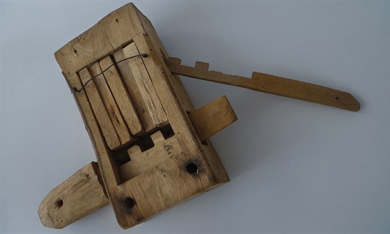 Dochovaný dřevěný zámek. Klíčem je dřevěný kolík dlouhý asi 20 cm s různě...