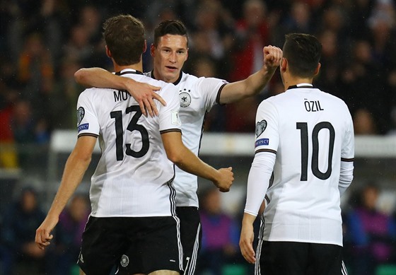 Julian Draxler (uprosted) oslavuje gól proti Severnímu Irsku se spoluhrái...