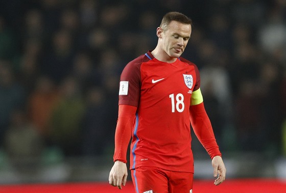 Kapitán Anglie Wayne Rooney naskoil do zápasu proti Slovinsku a jako...