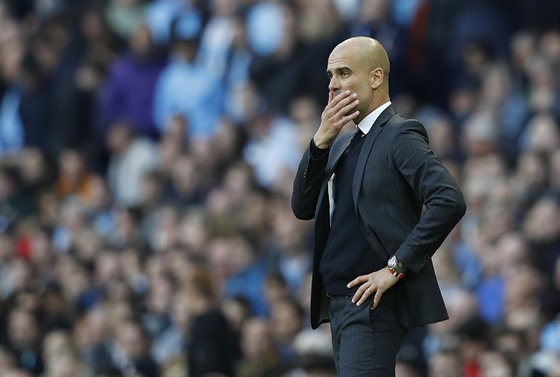 Zamylený trenér Pep Guardiola pi zápase s Evertonem, ve kterém Manchester...