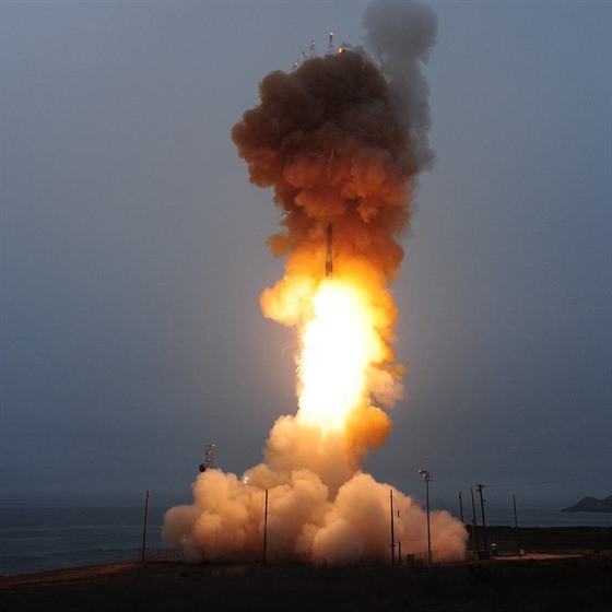 Operaní test neozbrojené stely Minuteman III 23. záí 2014, základna...