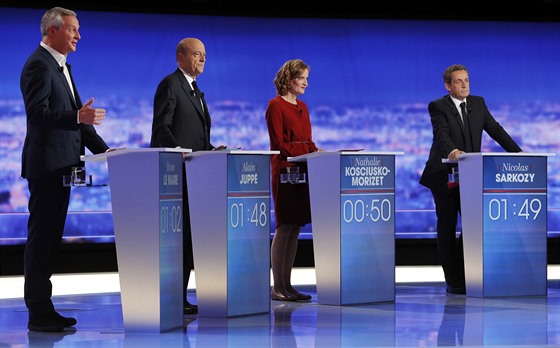 Alain Juppé (druhý zleva) je favoritem pravice pro prezidentské klání....