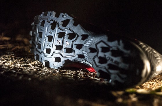 TEST: Naosten drapky od Inov-8 vs penesou pes blto i snh