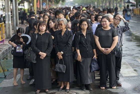 Thajci v Bangkoku ekají ve front ped královským palácem aby mohli kondolovat...