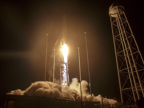 Působivý záběr rakety Antares s lodí Cygnus OA-5 při startu v noci ze...