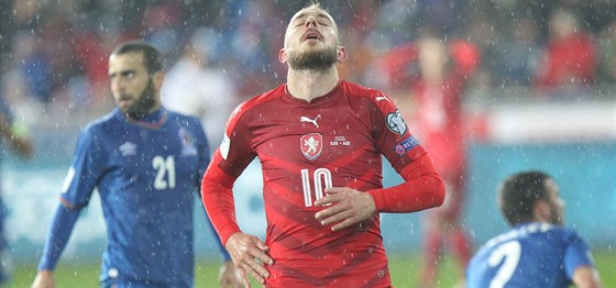 eský záloník Jií Skalák v kvalifikaním utkání proti Ázerbájdánu poté, co...