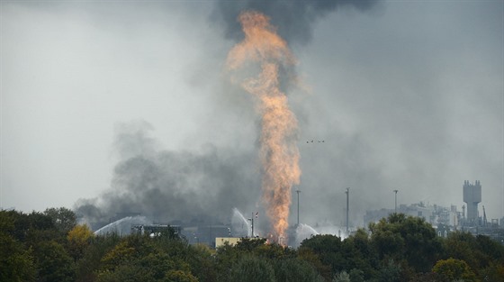 Hasii likvidují poár po výbuchu chemiky BASF v nmeckém Ludwigshafenu (17....