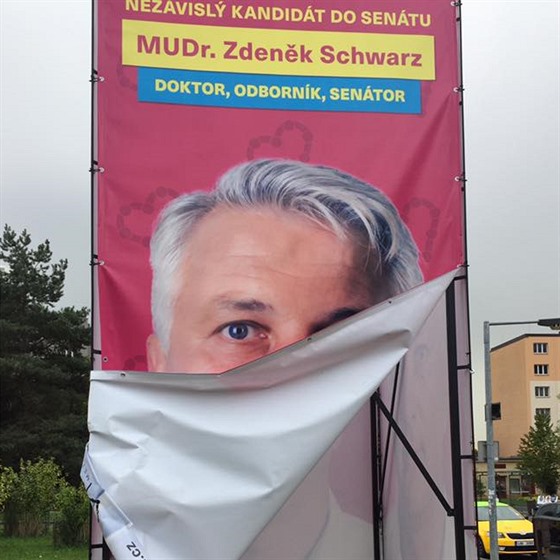 Poniené plakáty kandidáta Zdeka Schwarze (13.10.2016).